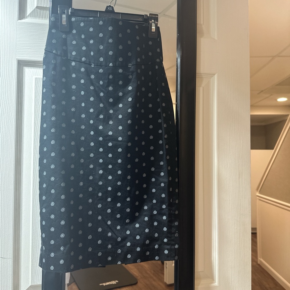Express Black and white flower dot skirt
size 00
